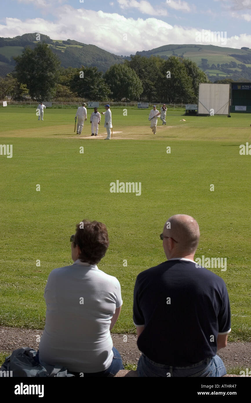 Couple de spectateurs regardant le match de cricket de la ligue locale Llanrwst Gwynedd Pays de Galles du Nord Banque D'Images