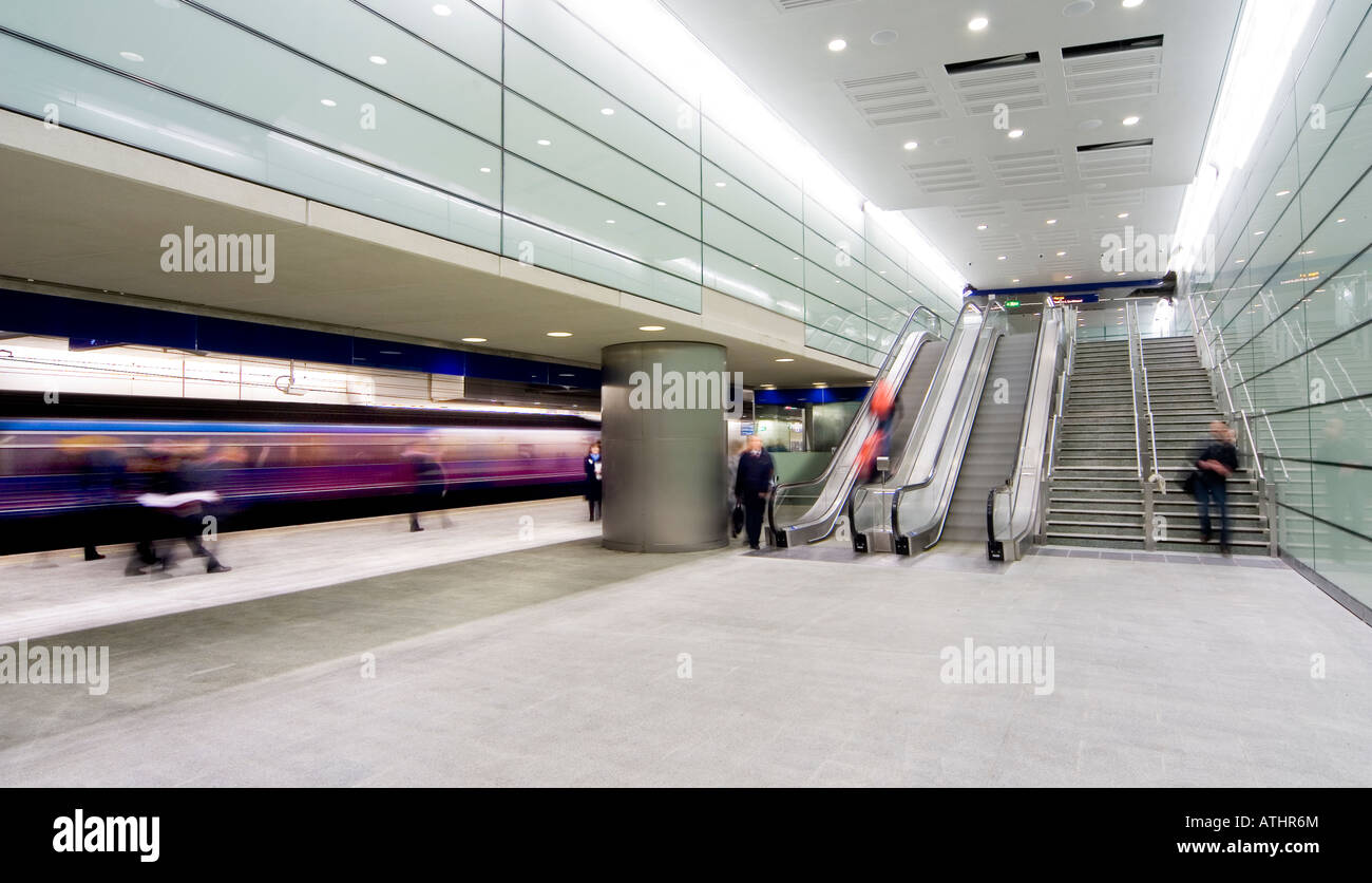 Les escalators et escaliers menant à une plate-forme de la gare de St Pancras, Londres, Angleterre. Banque D'Images