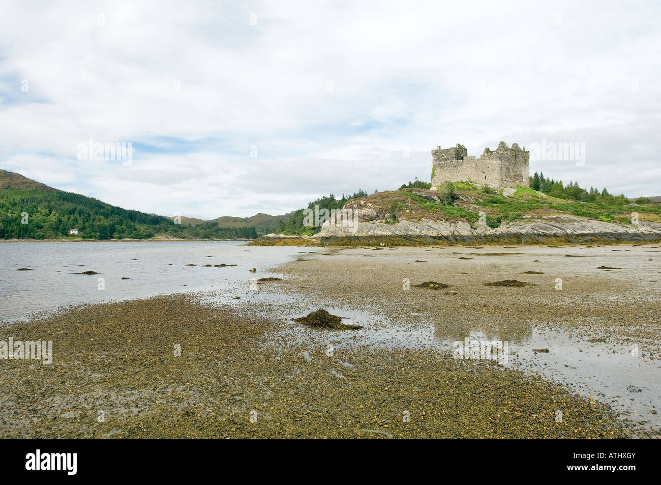 Château de Tioram sur Loch Moidart au sud de Mallaig, Ecosse, Royaume-Uni. Siège du clan Macdonald de Ranald. Date de 13C Banque D'Images