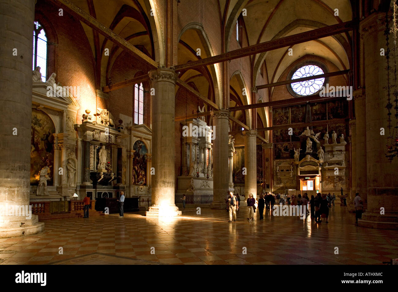 L'intérieur de Santa Maria Gloriosa dei Frari Venise Italie Banque D'Images