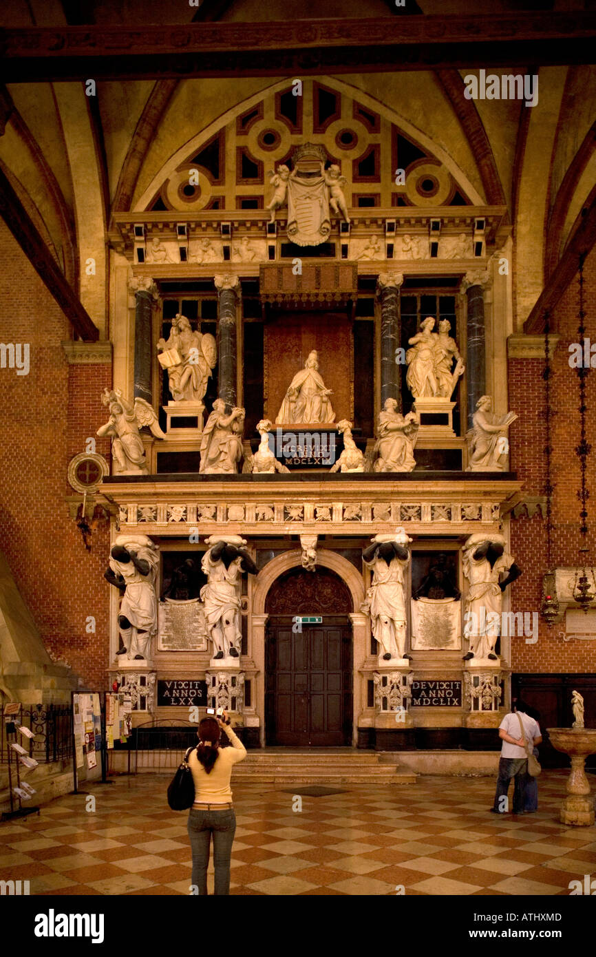 Le mausolée de Doge Giovanni Pesaro à Santa Maria Gloriosa dei Frari Venise Italie Banque D'Images