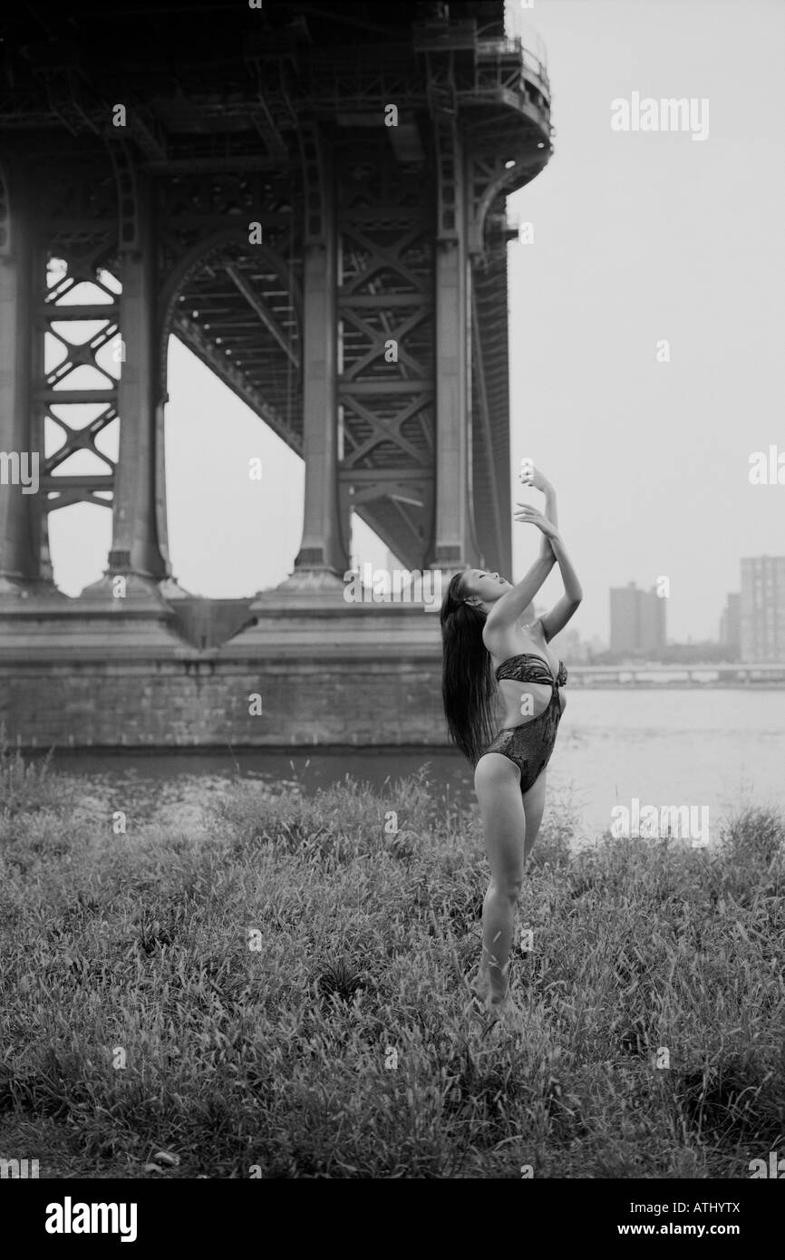 En vertu de la danse ballerine Manahattan pont tandis que dans Brooklyn DUMBO Banque D'Images