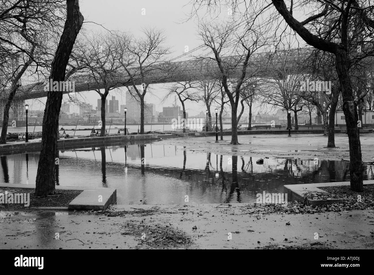 Piscine de l'eau dans l'East River Park et le Williamsburg Bridge en arrière-plan Banque D'Images