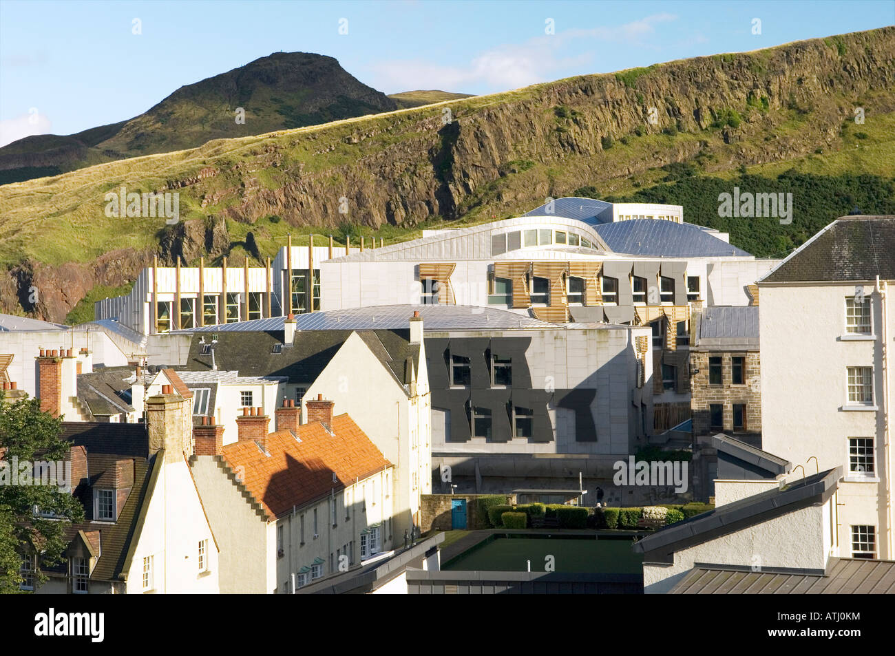 Le nouveau Parlement écossais, à Holyrood Edinburgh se mêle à Salisbury Crags, Arthur's Seat et les vieux bâtiments de Canongate Banque D'Images