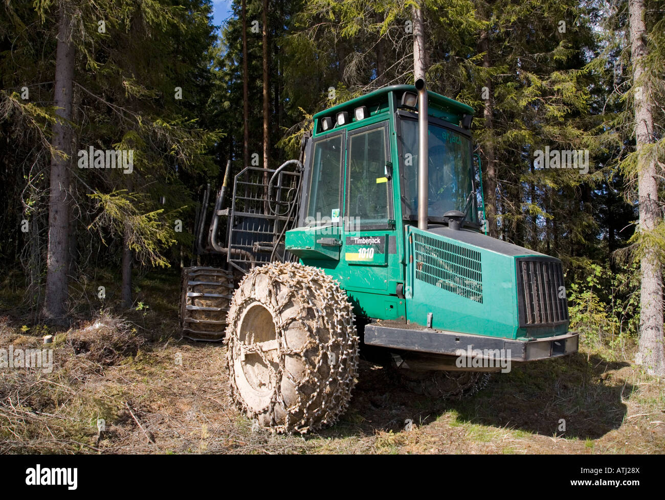 Moissonneuse forestière Green Timberjack garée au bord de la forêt de taïga , Finlande Banque D'Images