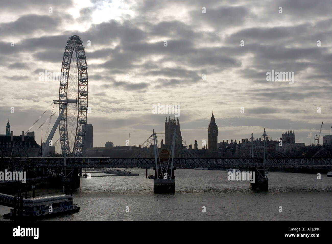 Des toits de la Maison du Parlement Big Ben La Tamise et le London Eye en silhouette de Waterloo Bridge Banque D'Images