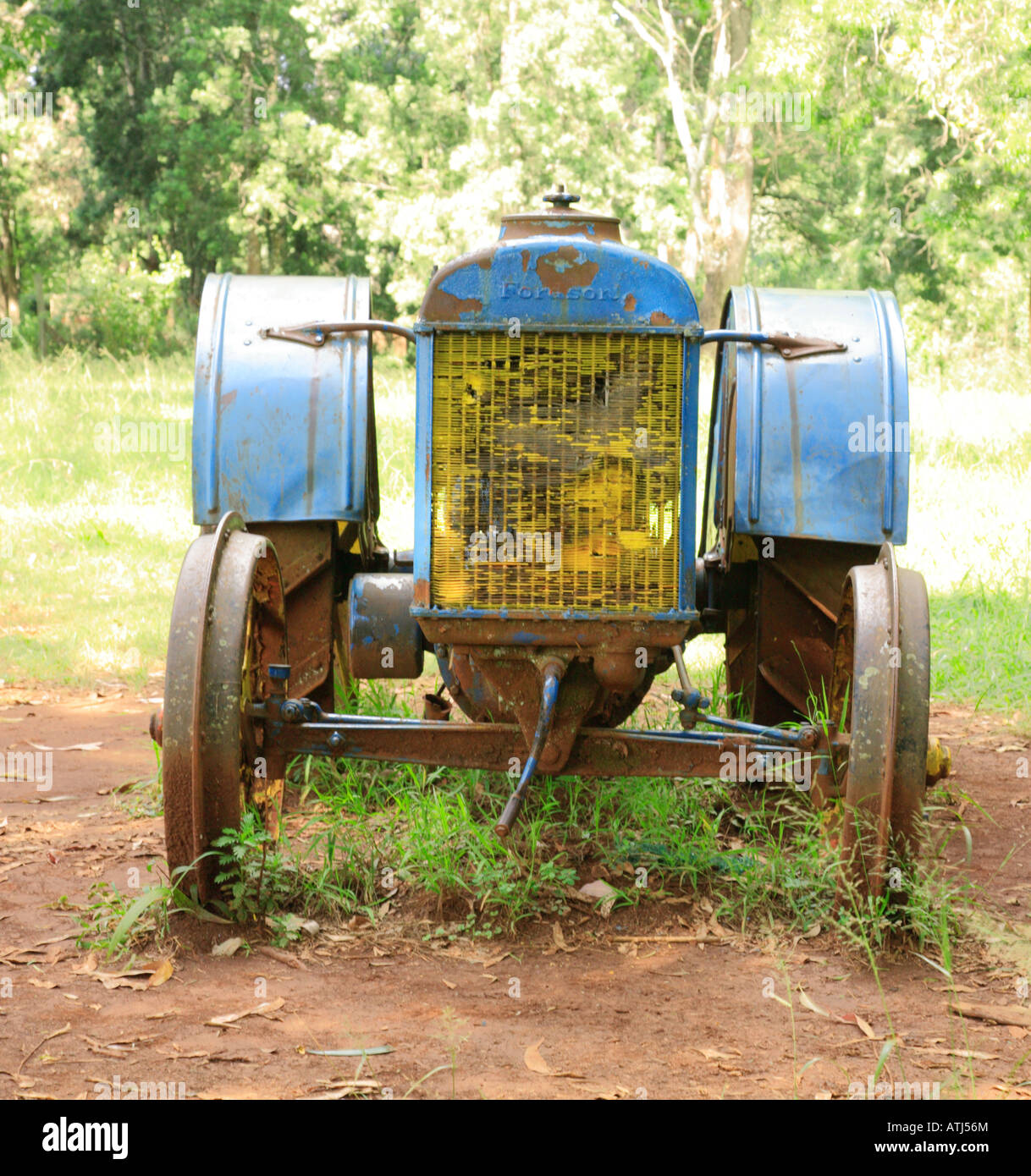 Vieux tracteur bleu dans le parc de la maison de Karen Blixen Afrique Kenya Banque D'Images