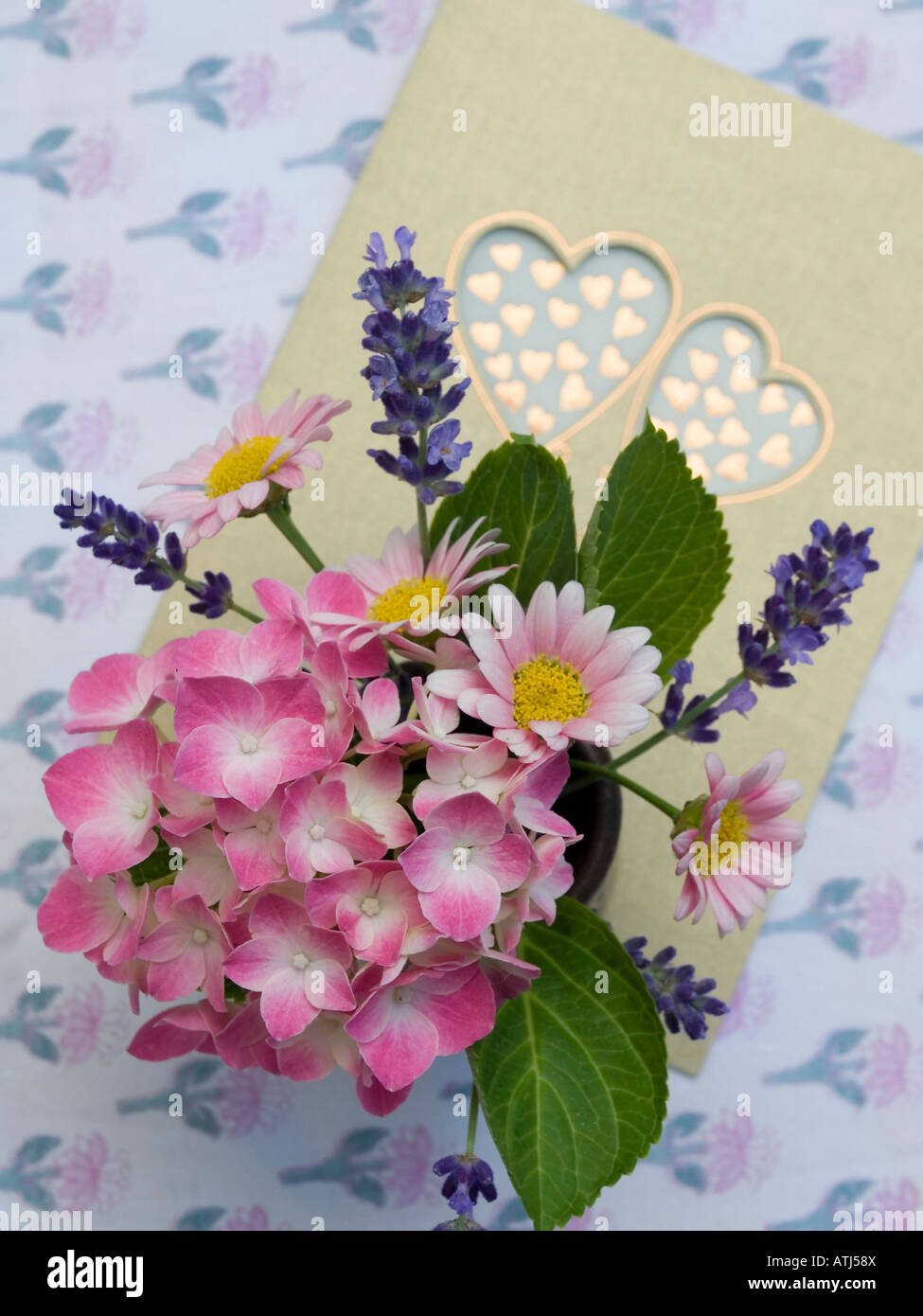 Message D Amour Avec Carte Postale Avec Deux Coeurs Et Petit Bouquet Bouquet De Fleurs En Rose Photo Stock Alamy