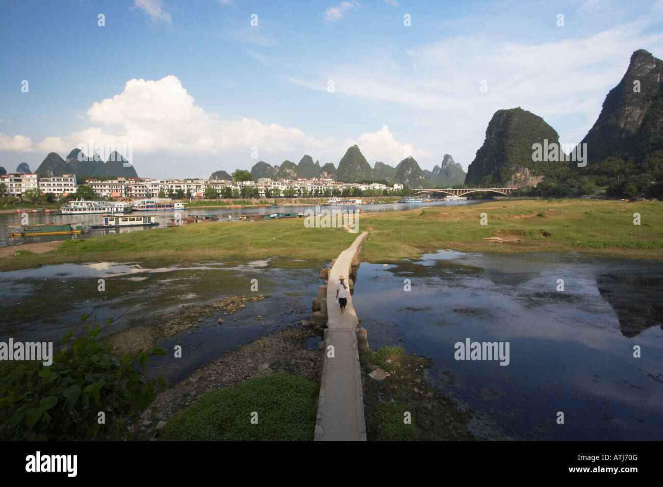 Man Crossing Passerelle, Yangshuo, Guangxi, Chine Banque D'Images