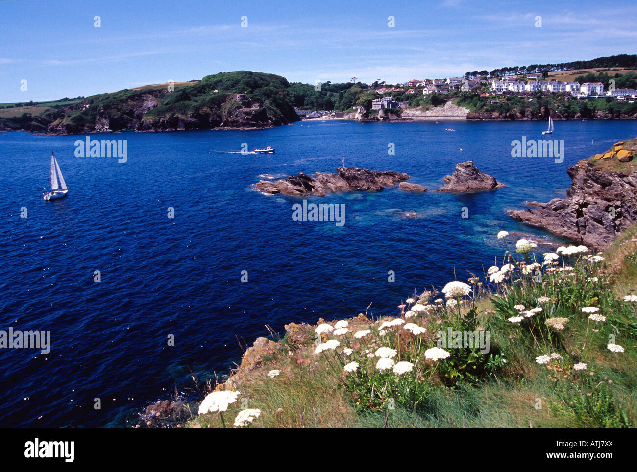 Sentier côtier près de la rivière Fowey polruan à fowey cornwall de l'estuaire de la rivière vue à travers l'angleterre uk go Banque D'Images