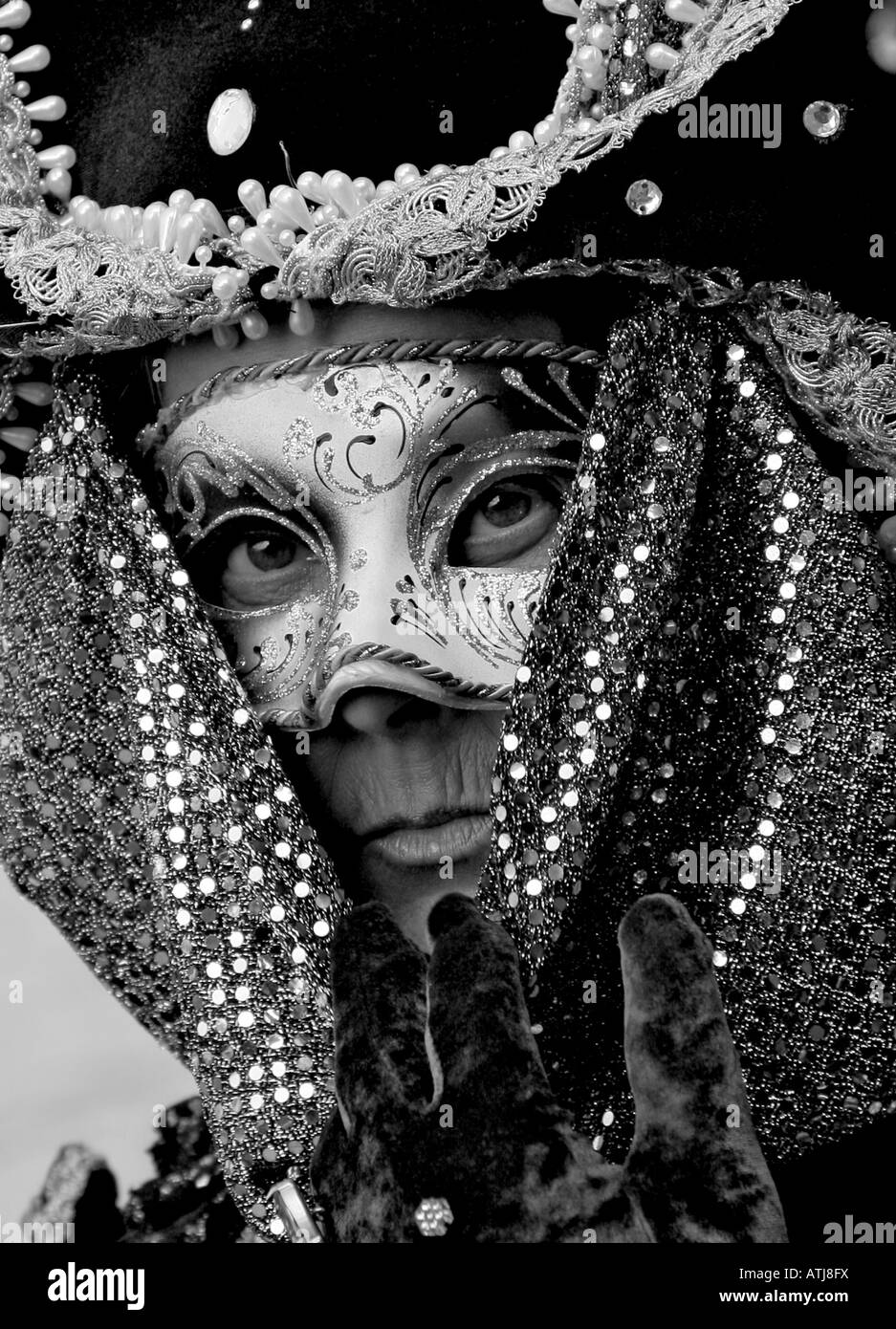 Portrait noir et blanc d'une femme âgée habillés en costume et masque prenant part à la Carnaval de Venise Vénétie Italie Banque D'Images