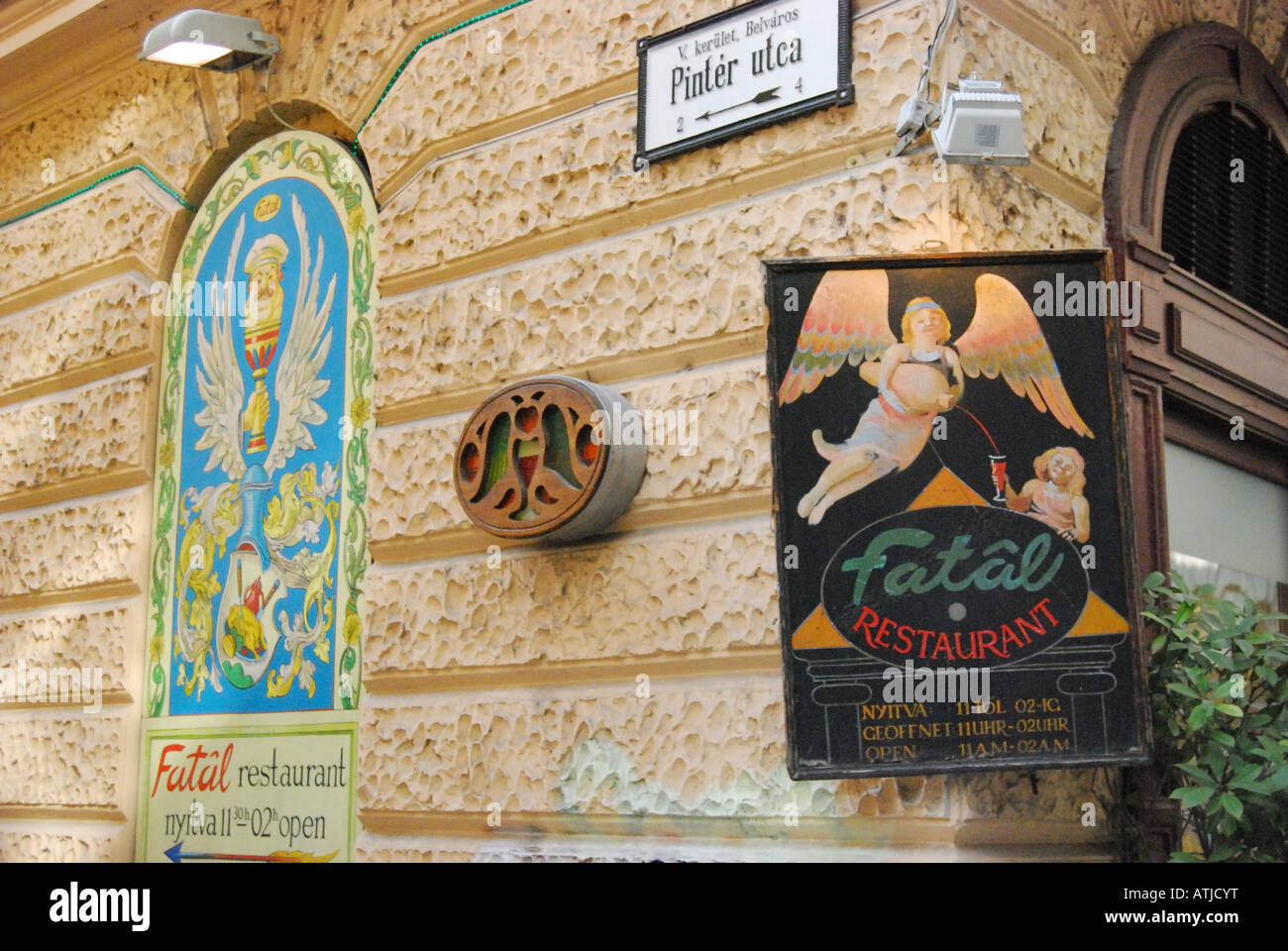 Restaurant sign, la rue Vaci Utca, Budapest, lutte antiparasitaire, République de Hongrie Banque D'Images