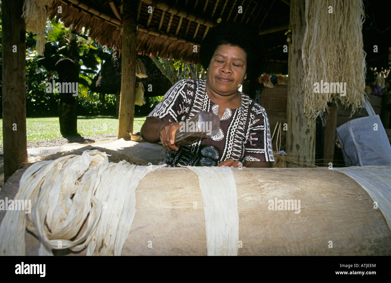 Cette femme habillée de vêtements traditionnels fidjiens est la fabrication  du papier à partir de bois local dans un petit musée sur Viti Levu près de  Nadi Photo Stock - Alamy