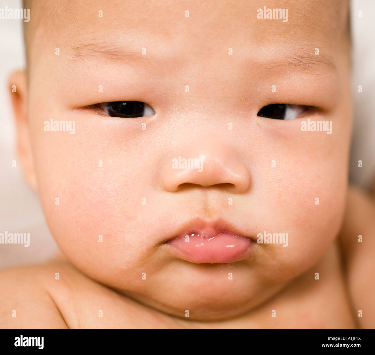 Image Bebe Asiatique Grincheux Photo Stock Alamy