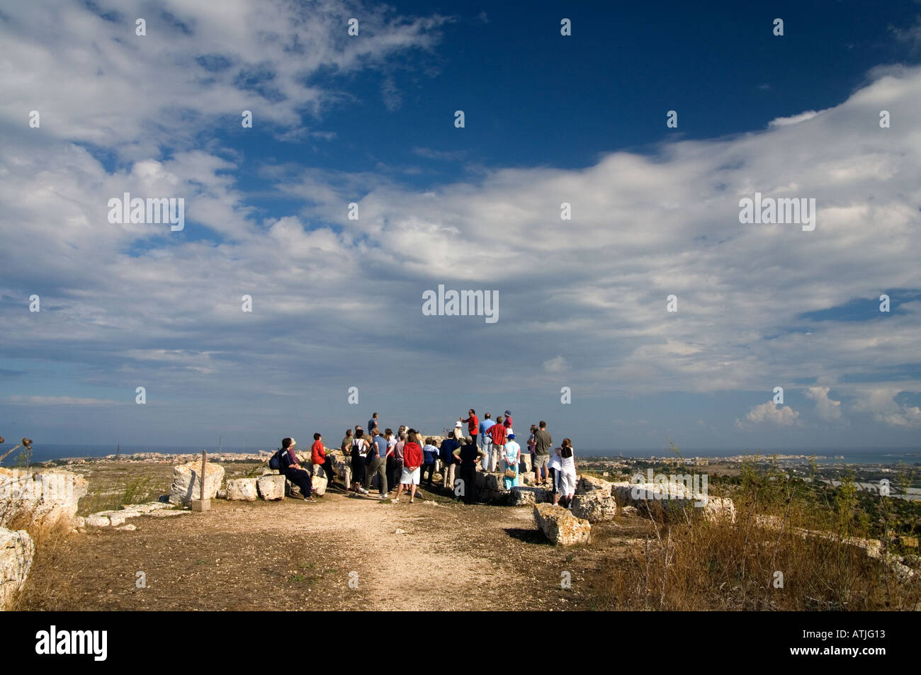 Écouter le guide touristique sur un point élevé Castello Euralio, une énorme structure défensive en pierre près de Syracuse, Sicile Banque D'Images