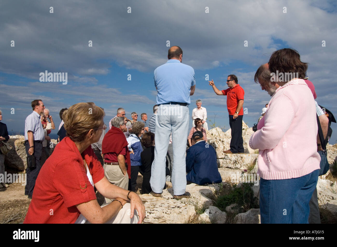 Écouter le guide touristique sur un point élevé Castello Euralio, une énorme structure défensive en pierre près de Syracuse, Sicile Banque D'Images