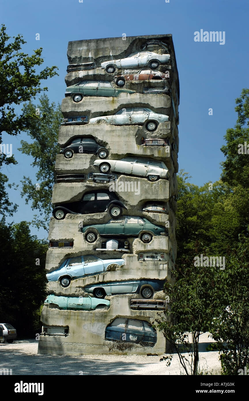 PARIS France, sculpture publique « parking à long terme » (Artist Credit Arman « Domaine du Montcel » dans la banlieue ouest « Jouy en Josas » béton armé, Banque D'Images