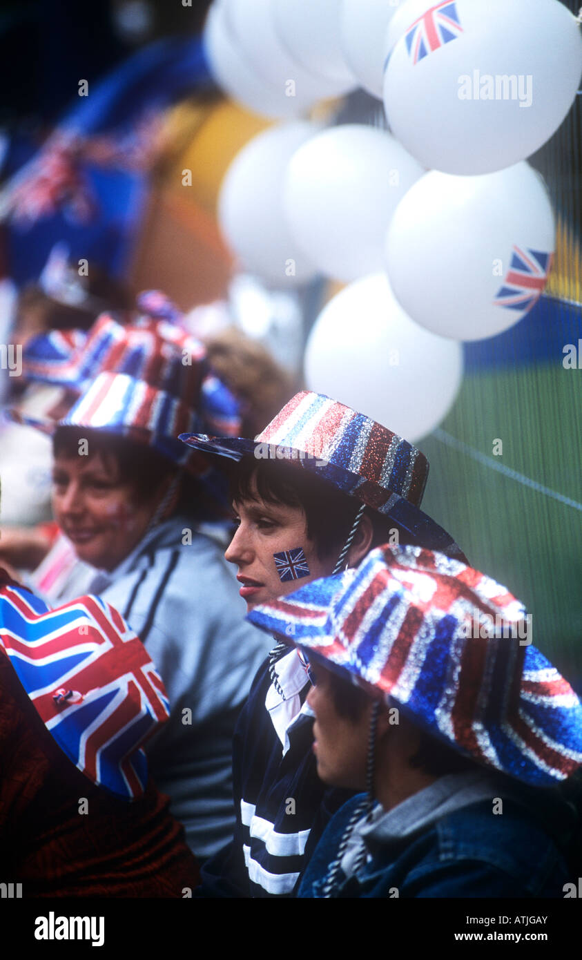 Les femmes portant des chapeaux Union Jack au Queen s Golden Jubilee London UK Banque D'Images