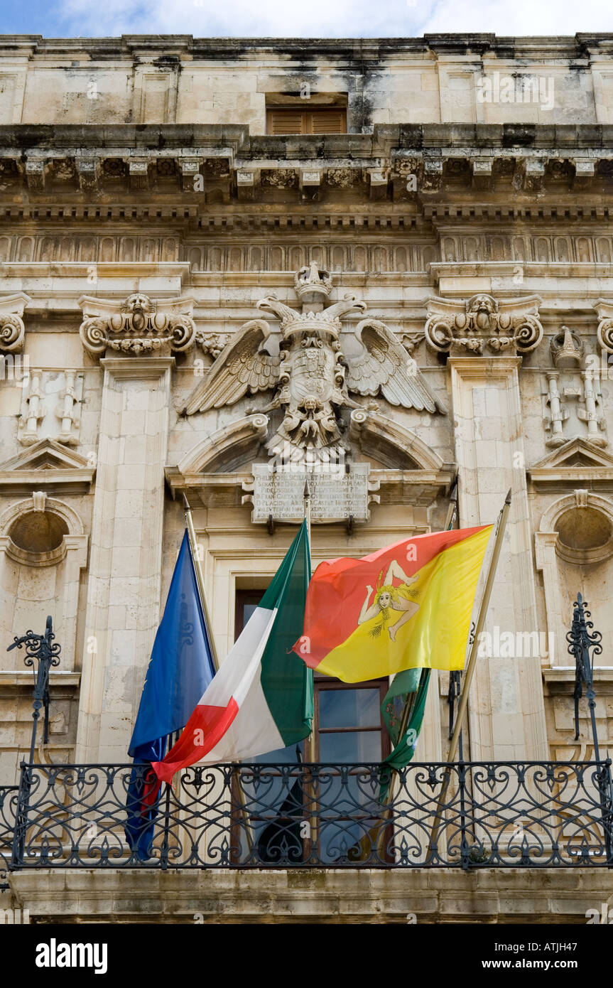 Détail de la façade d'un bâtiment communal dans la Piazza del Duomo à Syracuse, en Sicile ; le drapeau de la Sicile se trouve sur la droite Banque D'Images