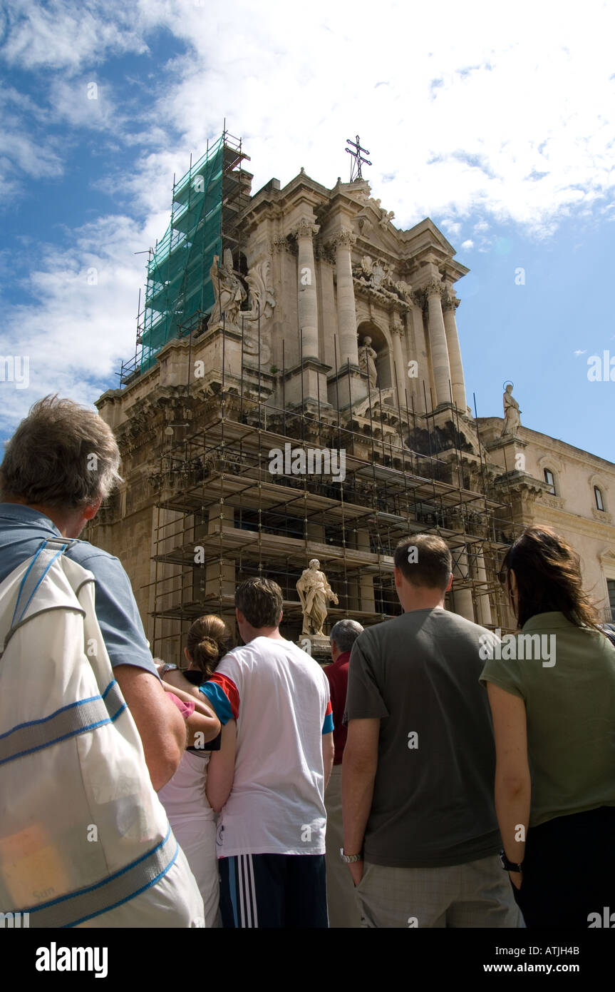 Les touristes à écouter un guide sur l'histoire de la cathédrale à la façade baroque à Syracuse, en Sicile, une fois qu'un temple à Athéna Banque D'Images