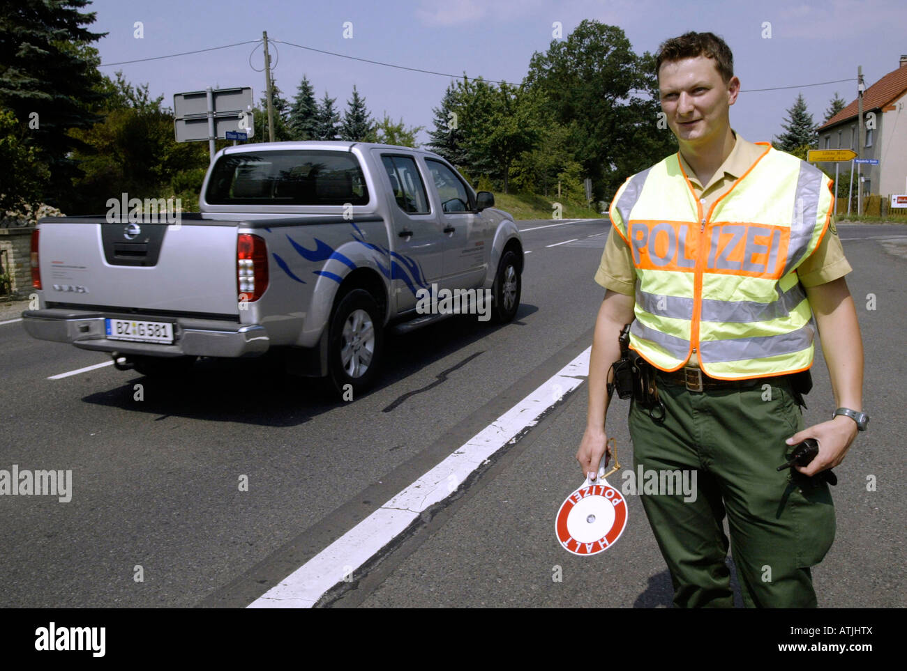 Des fonctionnaires de la police contrôle des voitures près du pensionnaire, un czechian Banque D'Images