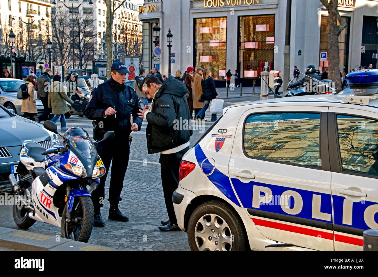 Paris l'Avenue des Champs Elysées Grand Boulevard gendarme policier policier ticket Banque D'Images