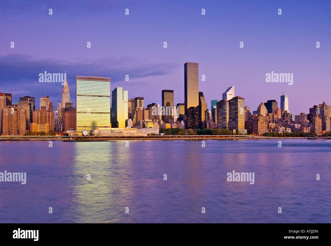 La ville de New York. Skyline de Manhattan vu de l'East River montrant le Chrysler Building et l'Organisation des Nations Unies. Banque D'Images