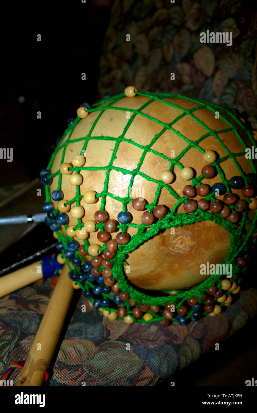 Une gourde shekere ou shaker, un instrument de percussion traditionnelle africaine. Banque D'Images