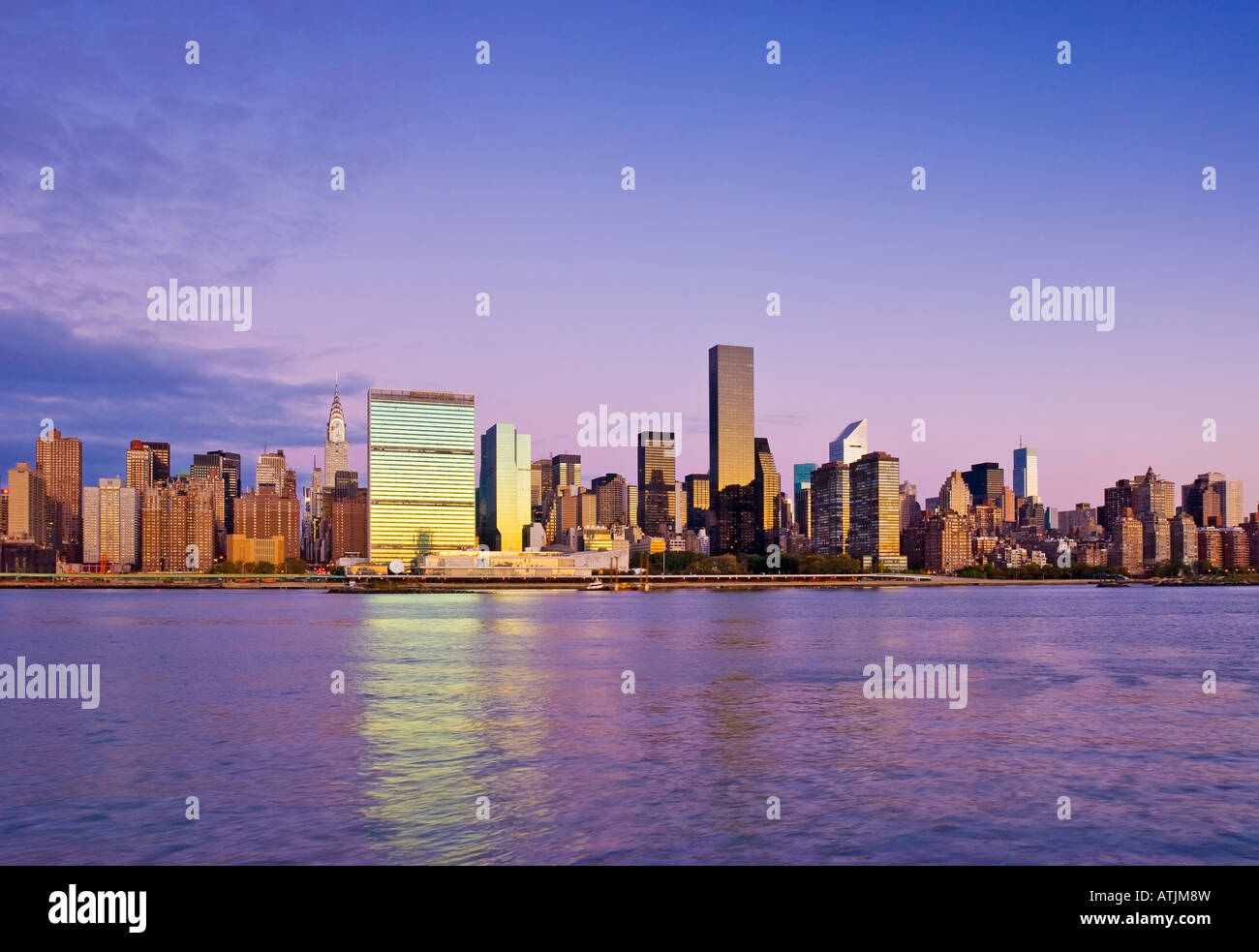 La ville de New York. Skyline de Manhattan vu de l'East River montrant le Chrysler Building et l'Organisation des Nations Unies. Banque D'Images