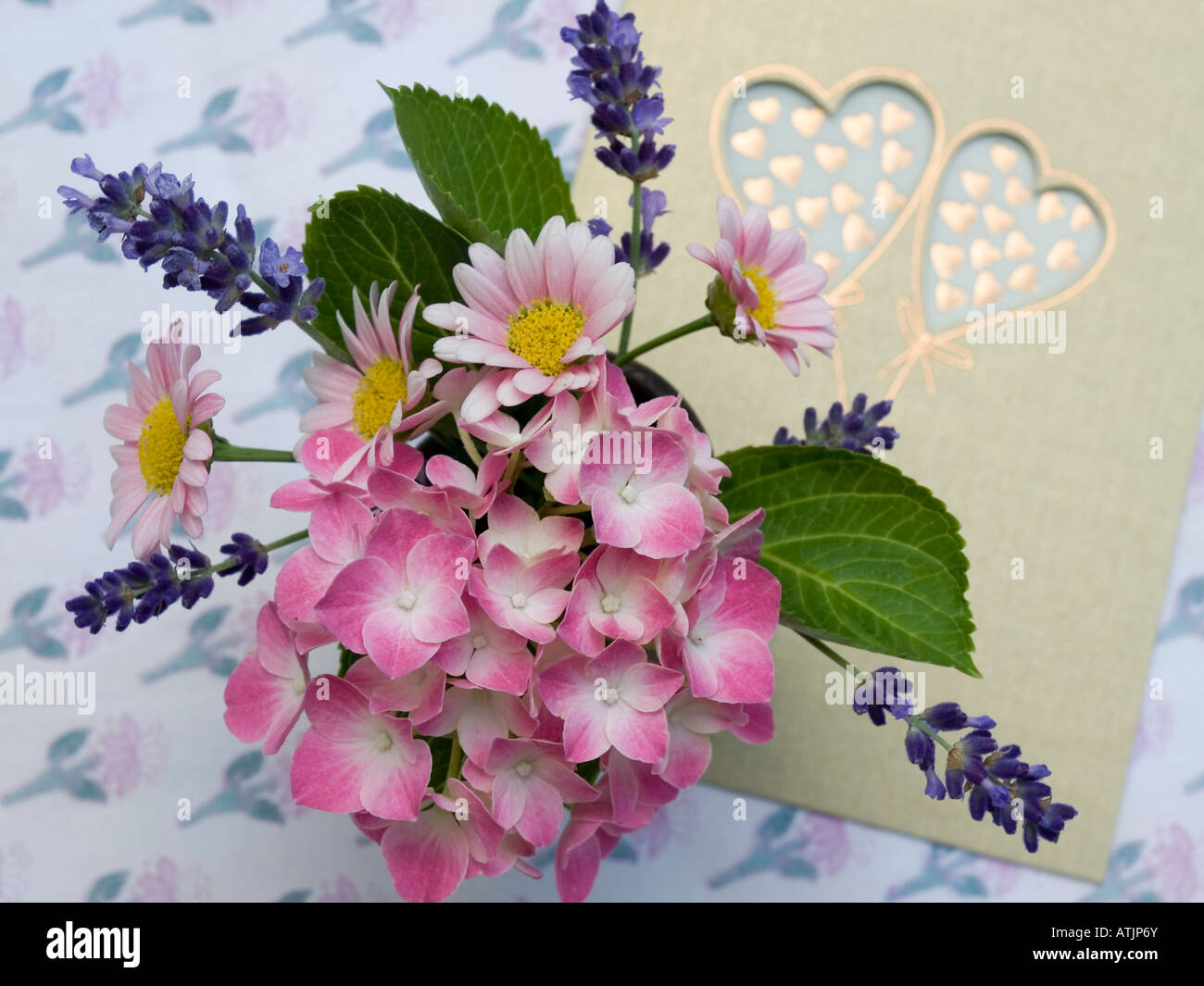 Message D Amour Avec Carte Postale Avec Deux Coeurs Et Petit Bouquet Bouquet De Fleurs En Rose Photo Stock Alamy