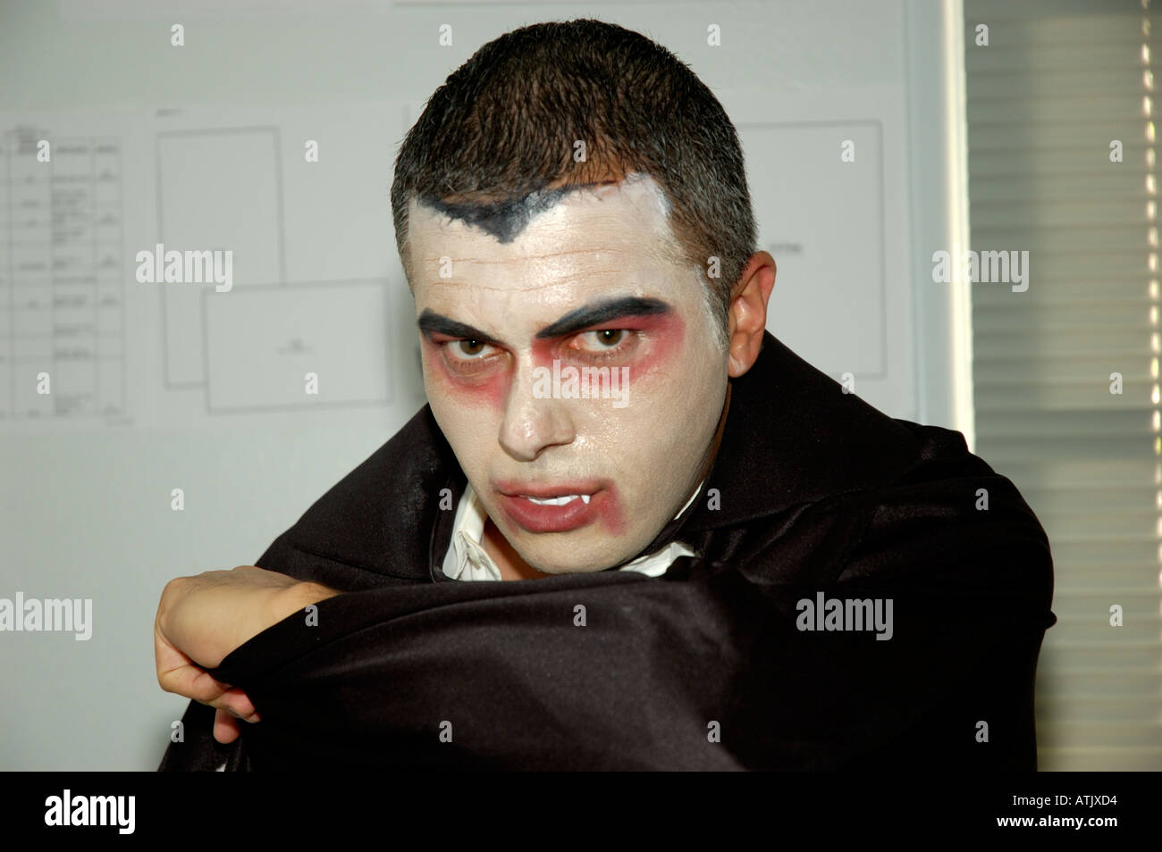 Closeup portrait de l'homme habillé en comte Dracula pour Halloween party Banque D'Images