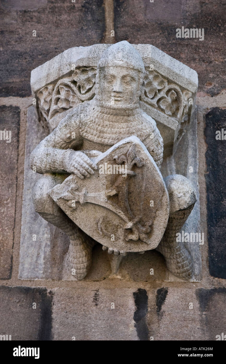 Knight holding up un bouclier, figure sur un vieux bâtiment de ville, Nuremberg, Allemagne Banque D'Images