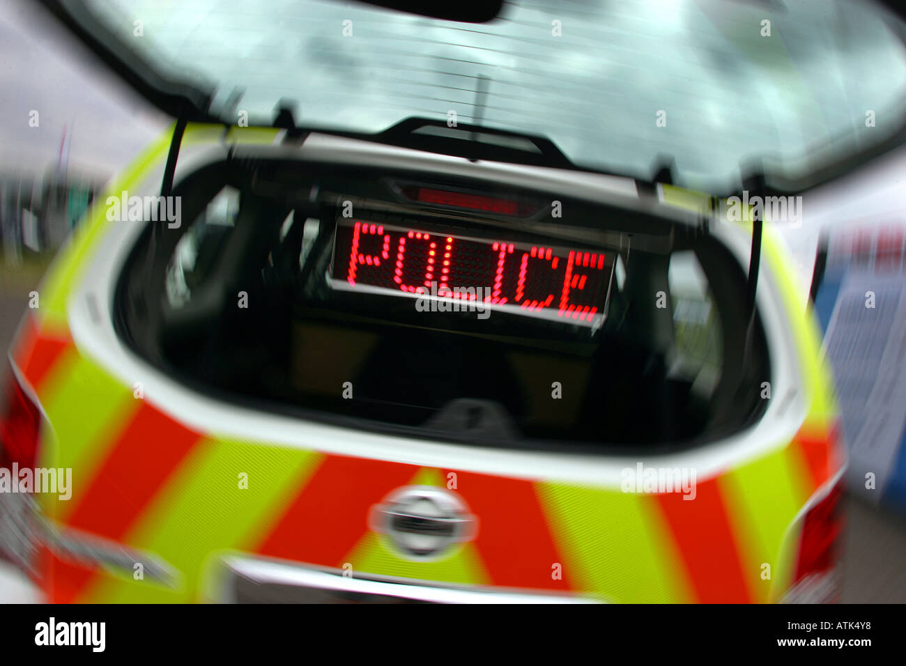 Signe de la police dans l'arrière d'une voiture de patrouille Banque D'Images