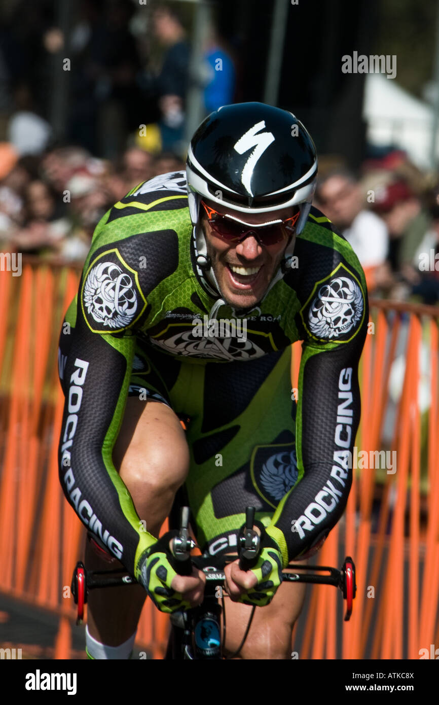 Mario Cipollini est concurrentiel dans le prologue contre la montre de la Tournée 2008 de la Californie, sur le campus de l'Université Stanford, Palo Alto Banque D'Images Mario Cipollini est concurrentiel dans le prologue contre la montre de la Tournée 2008 de la Californie, sur le campus de l'Université Stanford, Palo Alto Banque D'Images