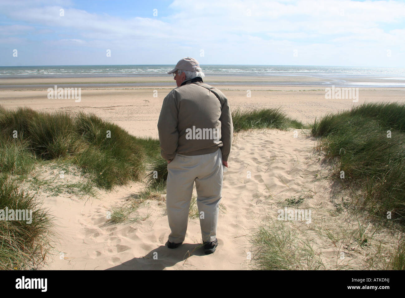 Vétéran du jour américain kulkowitz harry revient pour la première fois à Utah Beach normandie après 60 ans d-day anniversaire Banque D'Images