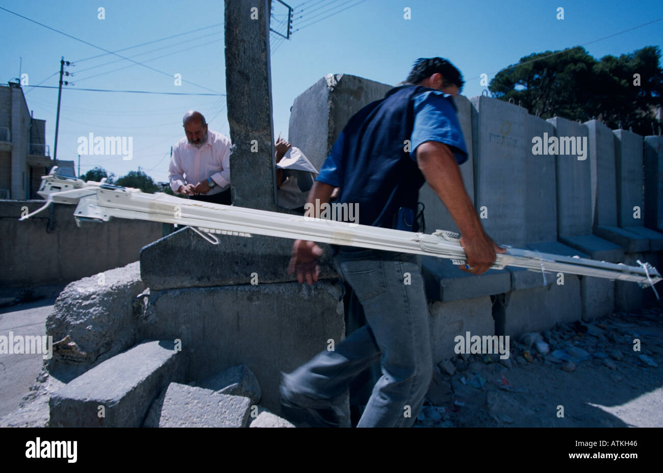 Un homme en franchissant le mur à Abu Dis Jérusalem Banque D'Images
