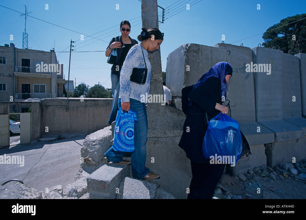 Les femmes en franchissant le mur, Abu Dis, Jérusalem Banque D'Images