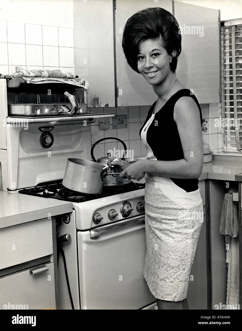 HELEN SHAPIRO chanteuse pop britannique dans sa maison du nord de Londres en 1962 Banque D'Images