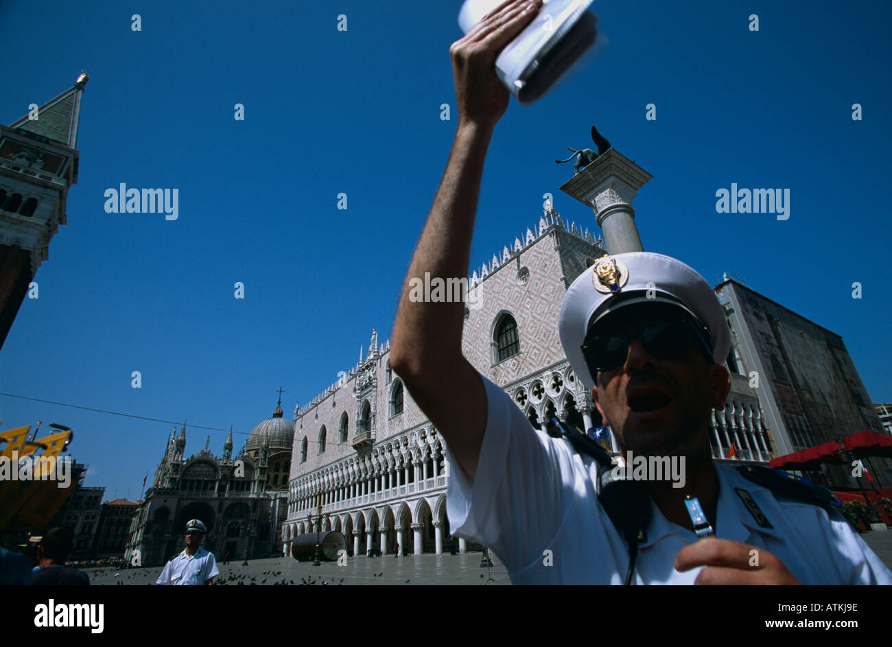 Un agent protections sur les rues de Venise Italie Banque D'Images