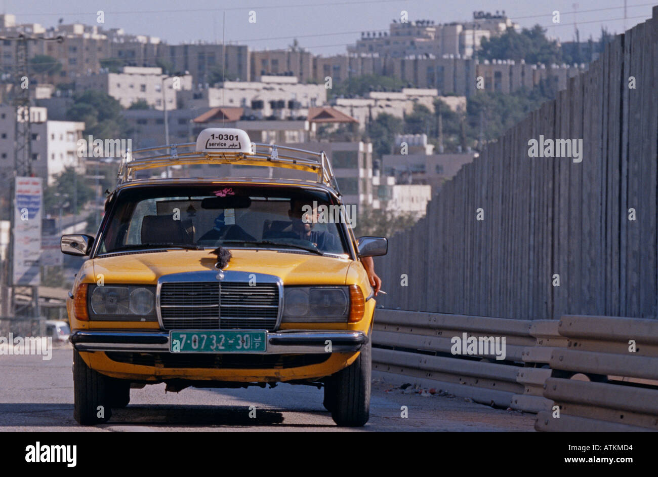 Un taxi dans une rue de Palestine Bethléem Banque D'Images