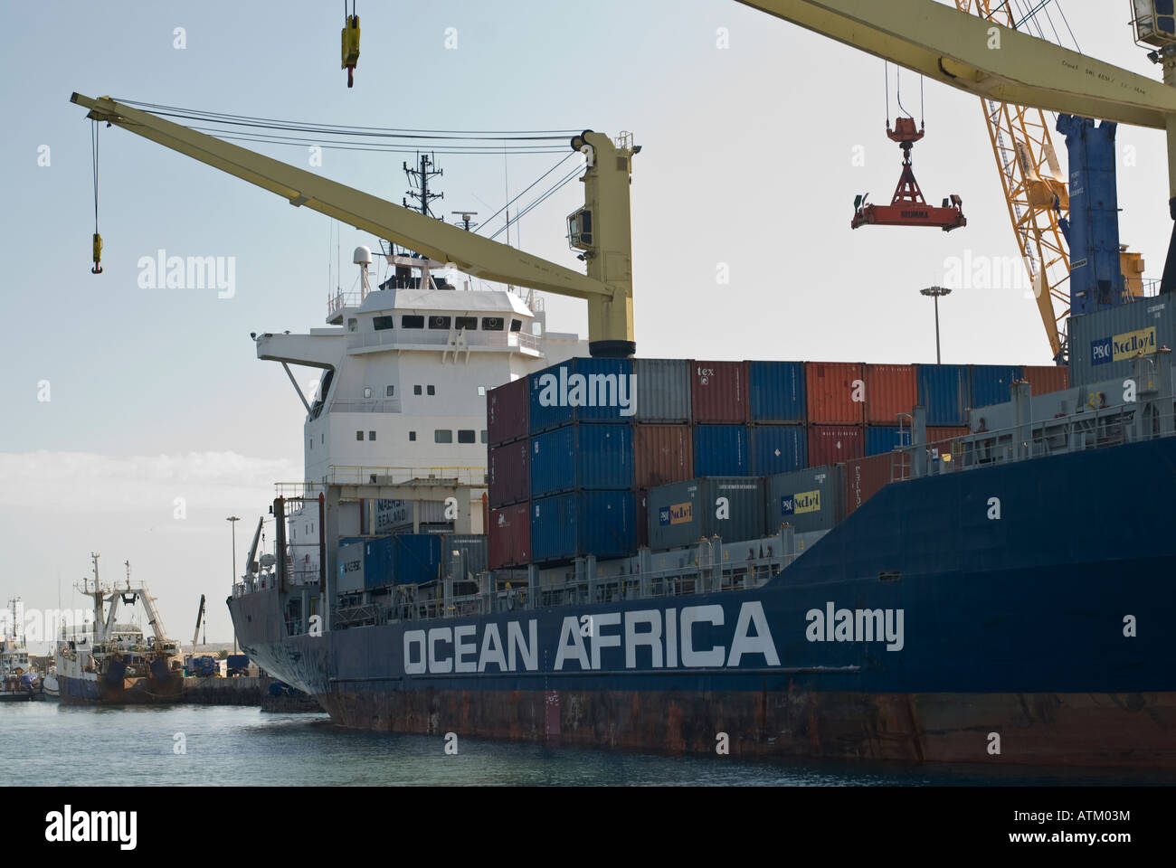 Le port de Lüderitz en Namibie avec un porte-conteneurs au port de l'Afrique de l'chargement Banque D'Images