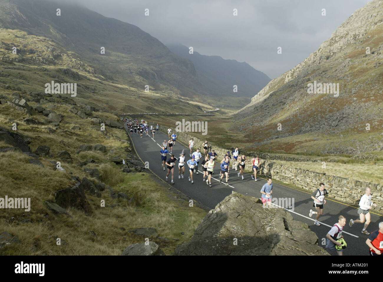 Coureurs dans le marathon 2004 Snowdon terminer l'ascension de Llanberis au stylo y Pass North West Wales Snowdonia Banque D'Images