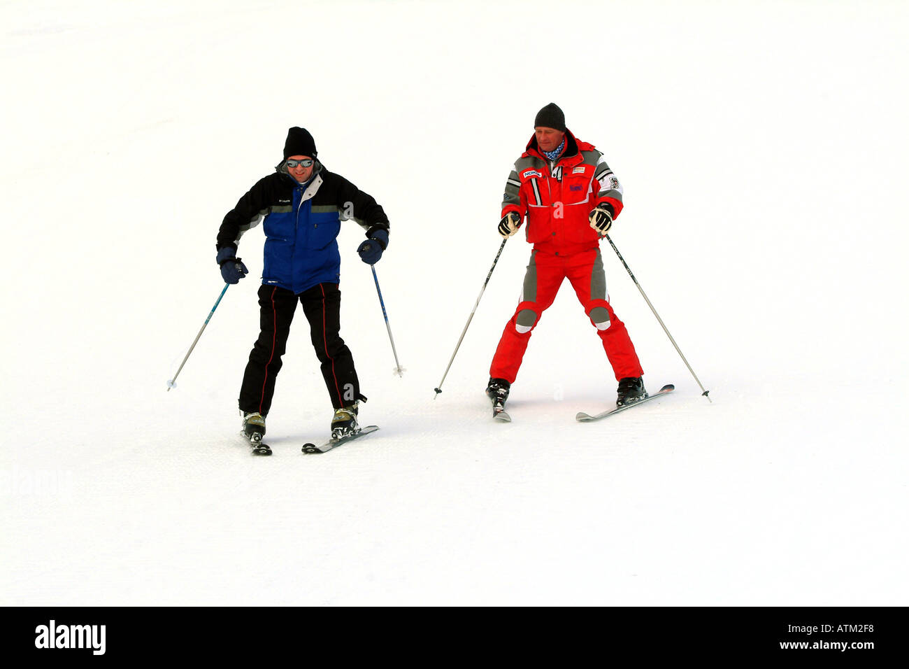 En vertu de l'instruction dans le skieur technique chasse-neige sur les pistes de la montagne Schmittenhohe au-dessus de Zell am See Banque D'Images