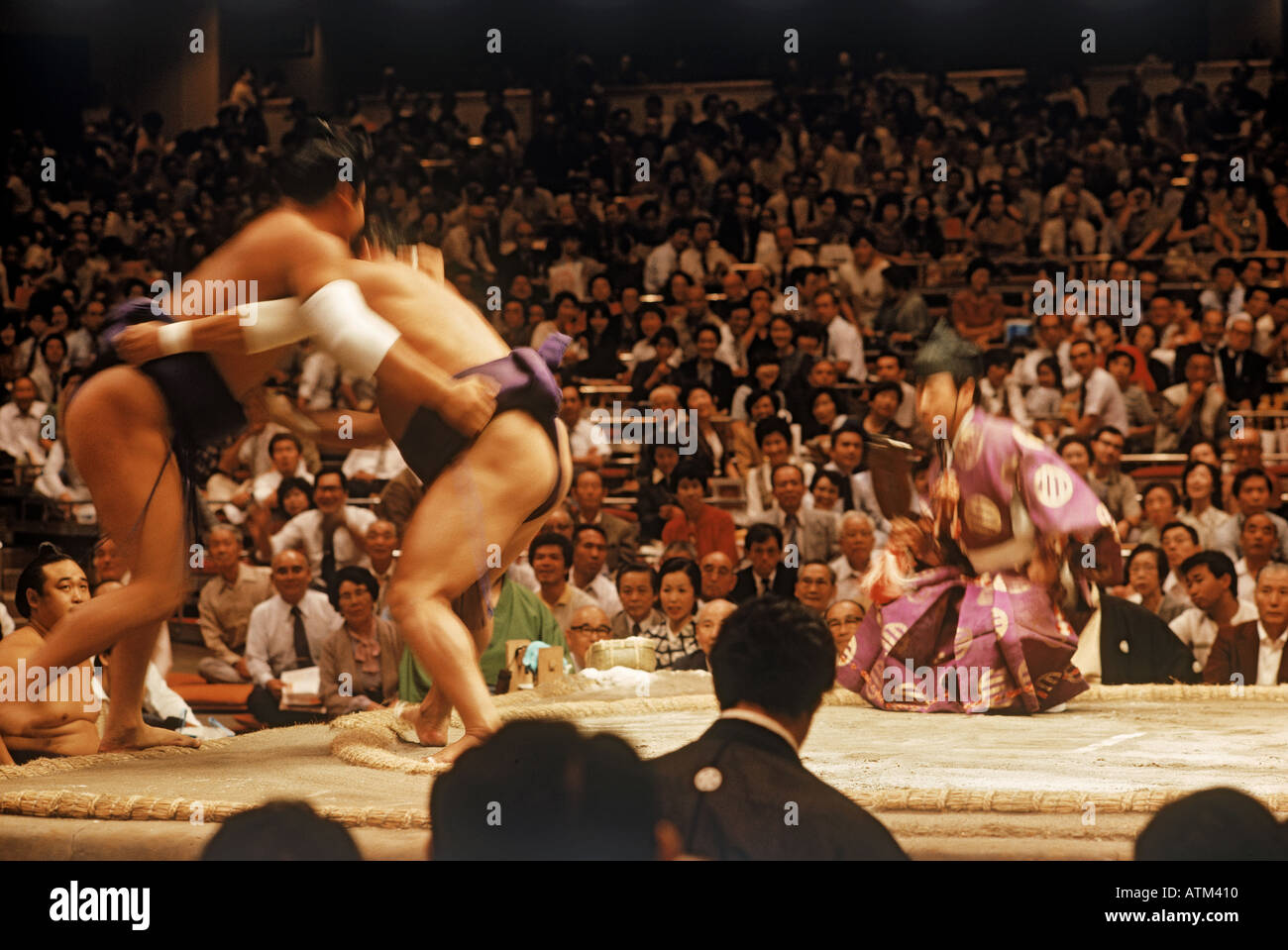 Les lutteurs de sumo en pagne et châssis ou mawashi combats en anneau ou dohyo Banque D'Images