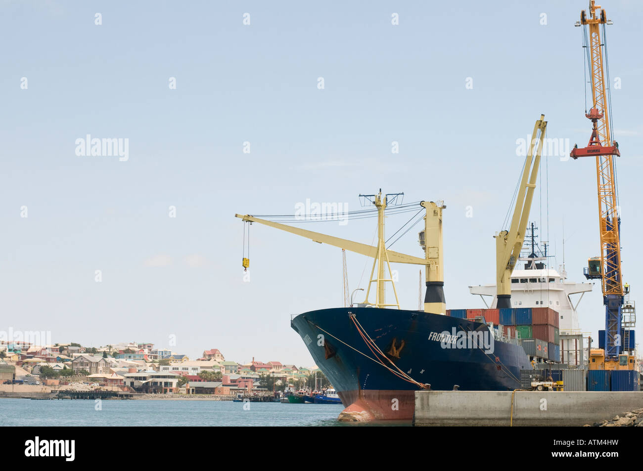 Le port de Lüderitz en Namibie avec un porte-conteneurs au port de l'Afrique de l'chargement Banque D'Images