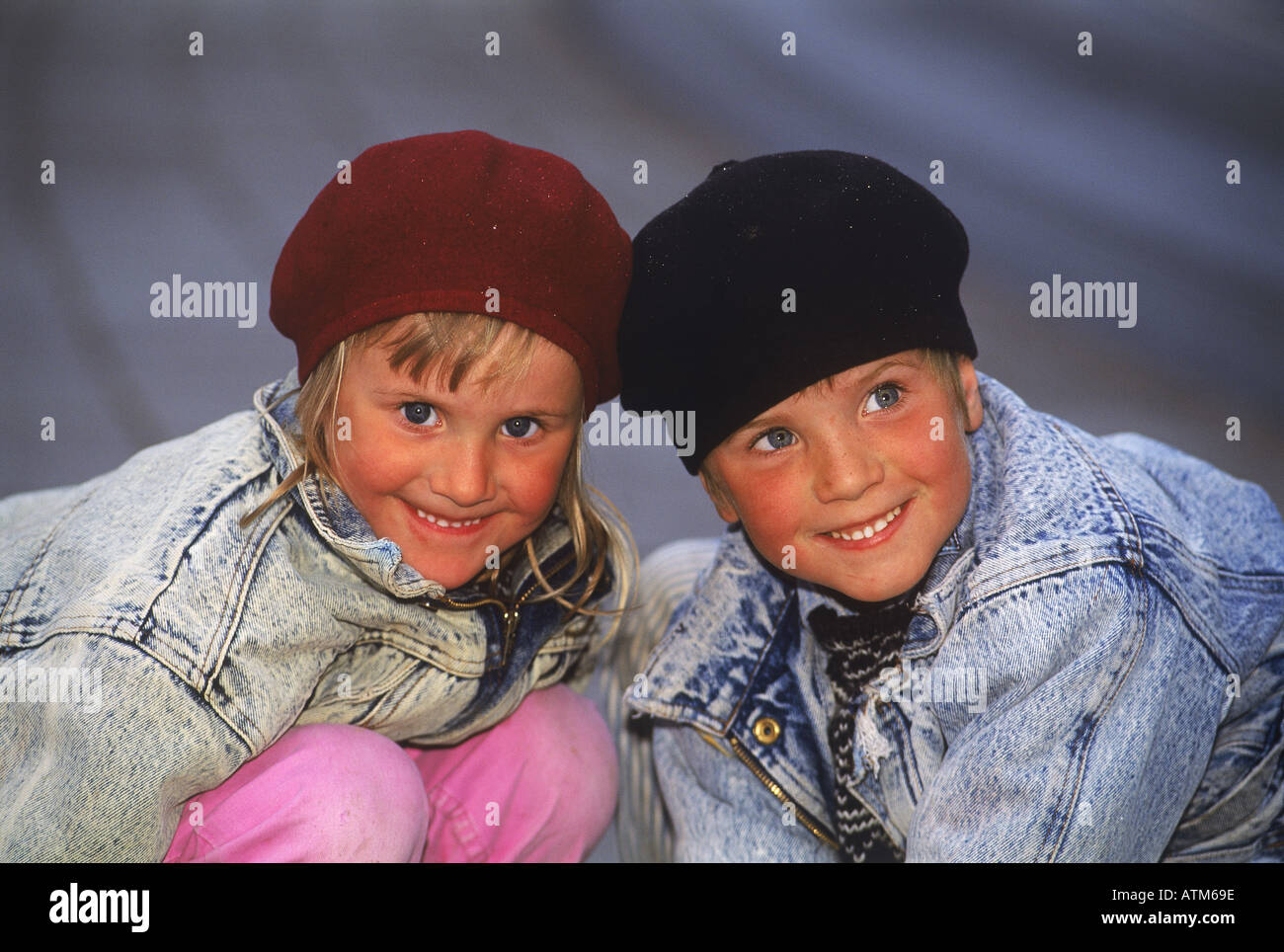 Frère et sœur portant des chapeaux d'hiver un jour froid de la Suède Banque D'Images