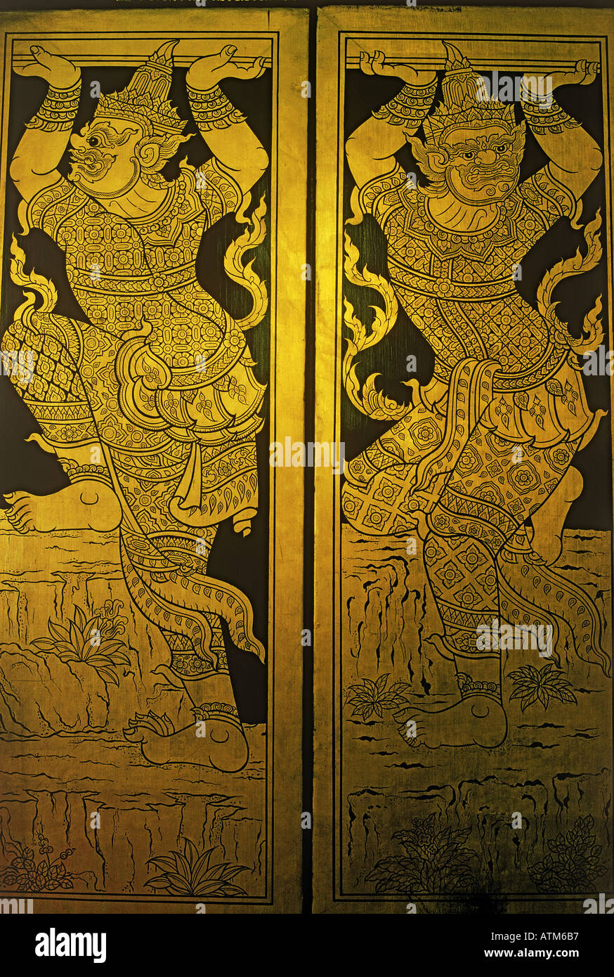 Bois de teck laqué peint d'or de Wat Benchamabopitr à Bangkok Banque D'Images