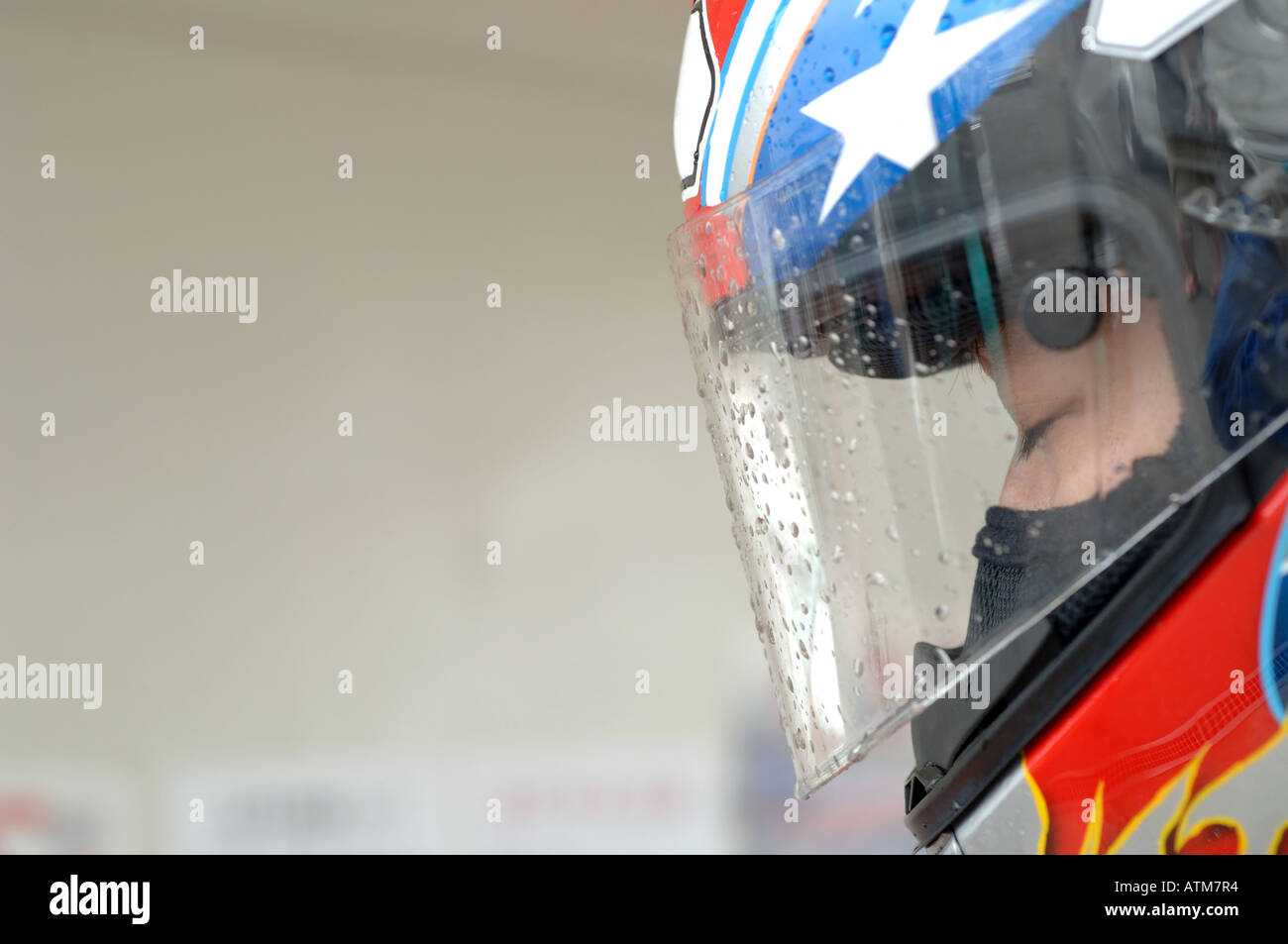 Vue de la tête de course motor biker dans helmet Banque D'Images