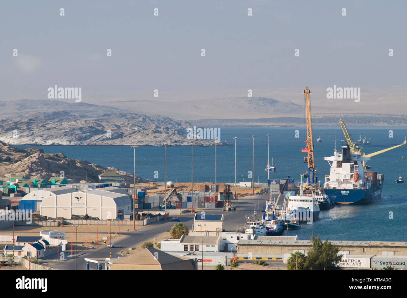 Avis de Luderitz et port et maisons colorées de près de l'église de la roche Felsenkirche Banque D'Images