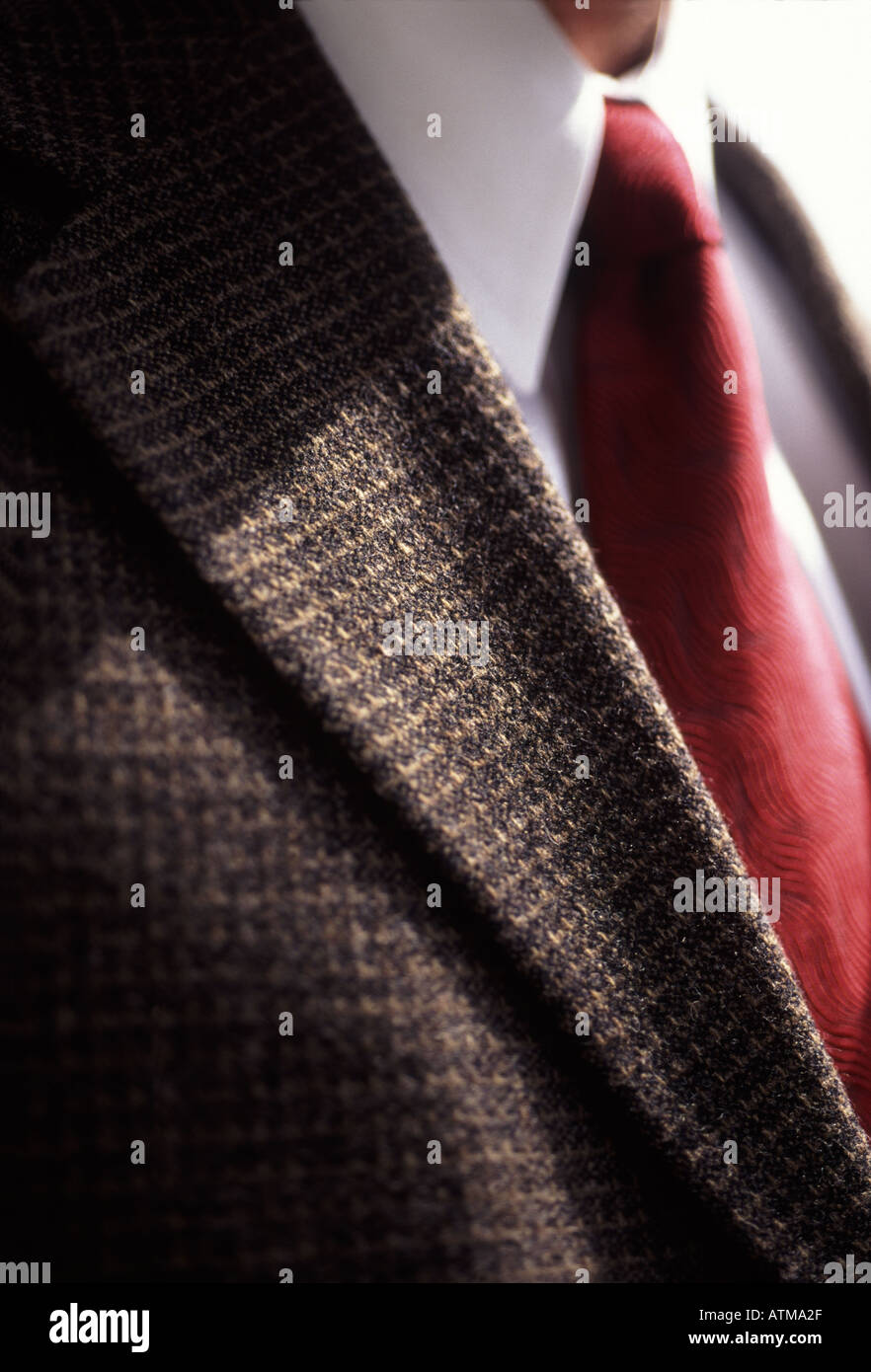 'Men's tweed veste de sport, rouge cravate en soie, chemise blanche' Banque D'Images